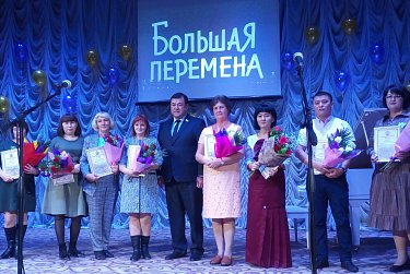 Депутаты поздравили учителей Оренбуржья